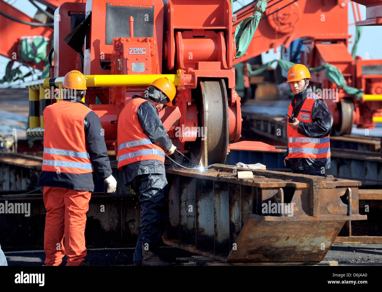Chinese Workers Weld The First Of Four New Container Gantries To Be Stock Photo Alamy