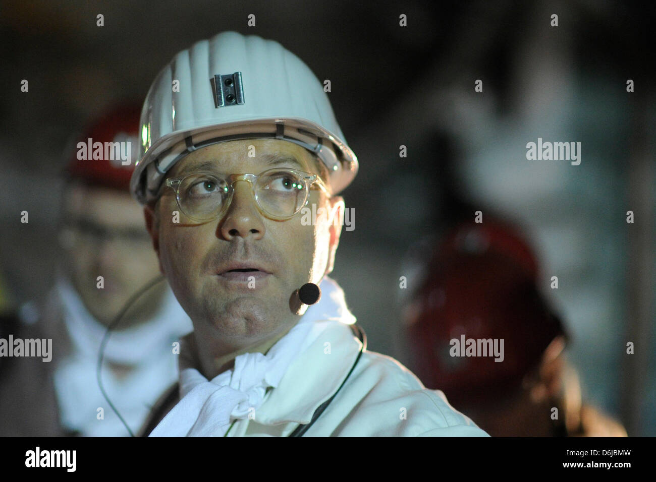 Bundesumweltminister Norbert Roettgen (CDU) blickt am Montag (12.03.12) waehrend einer Besichtigung des Atommuelllagers Asse II bei Remlingen zur Seite. Stock Photo