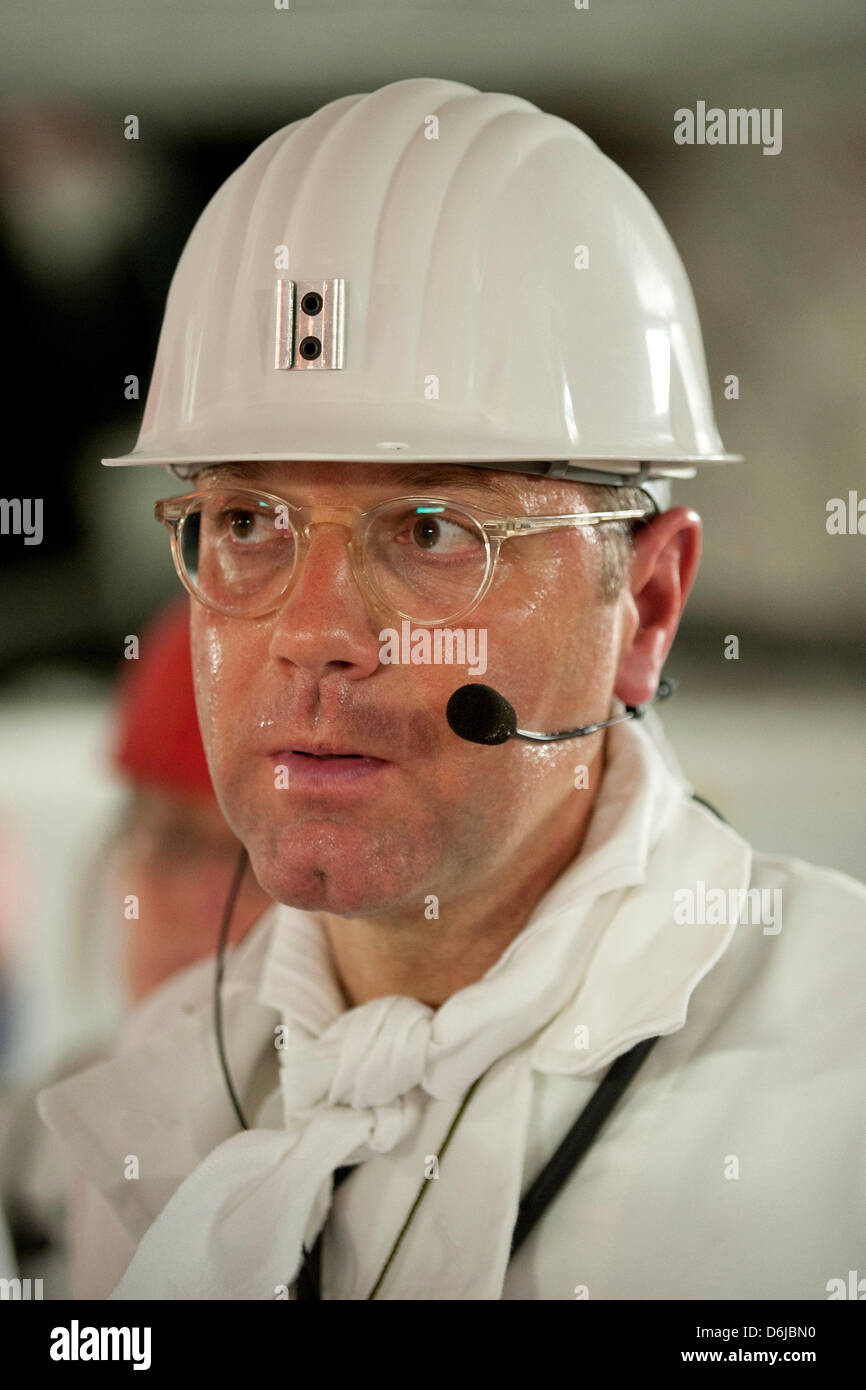 Bundesumweltminister Norbert Roettgen (CDU) traegt am Montag (12.03.12) waehrend einer Besichtigung des Atommuelllagers Asse II bei Remlingen einen Helm. Stock Photo