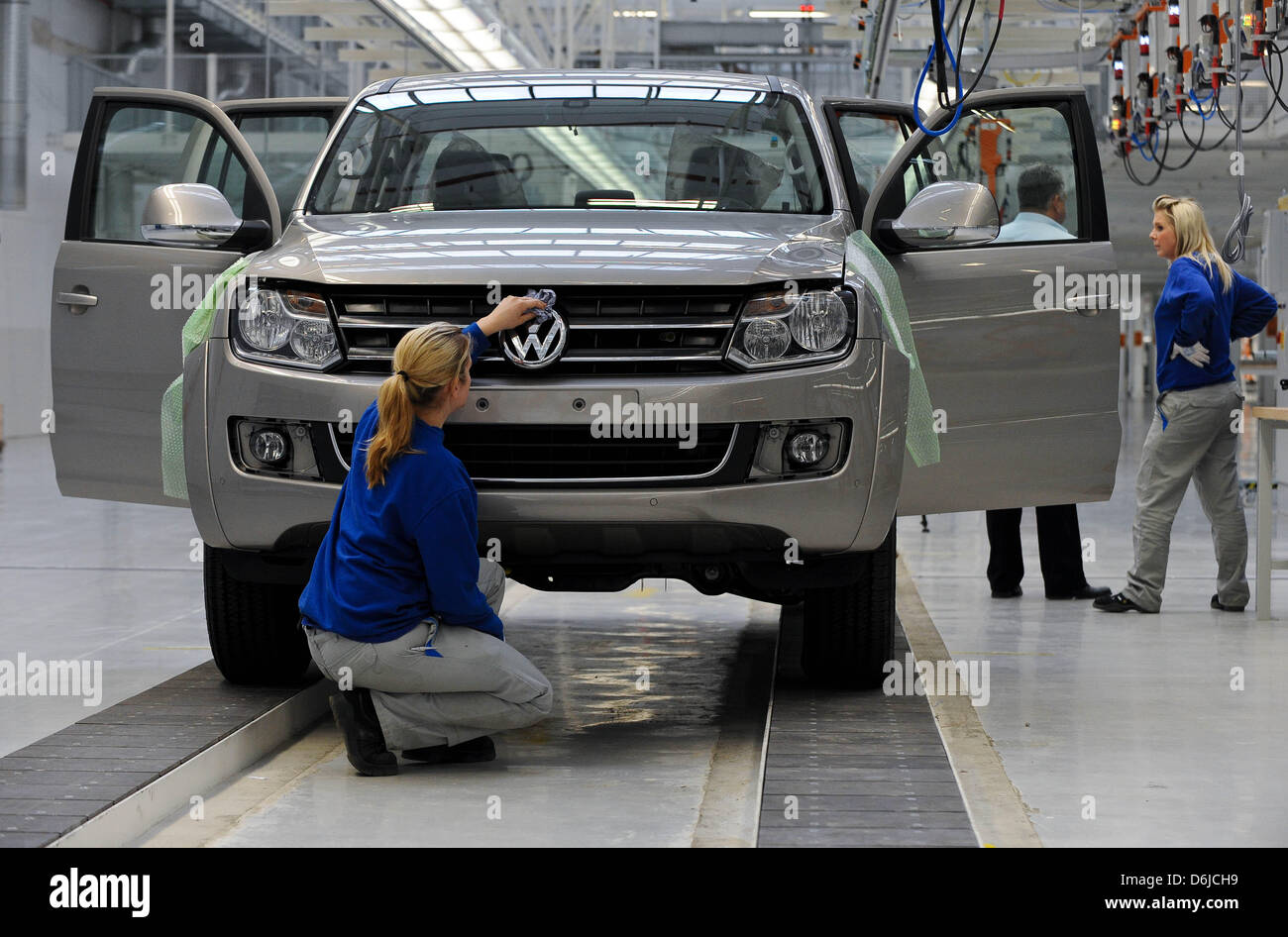 Employees of car manufacturer VW assemble a VW Amarok at the Volkswagen Commercial Vehicles plant in Hanover, Germany, 14 March 2012. Volkswagen Commercial Vehicles presented their record annual results 2011.  Photo: PETER STEFFEN Stock Photo