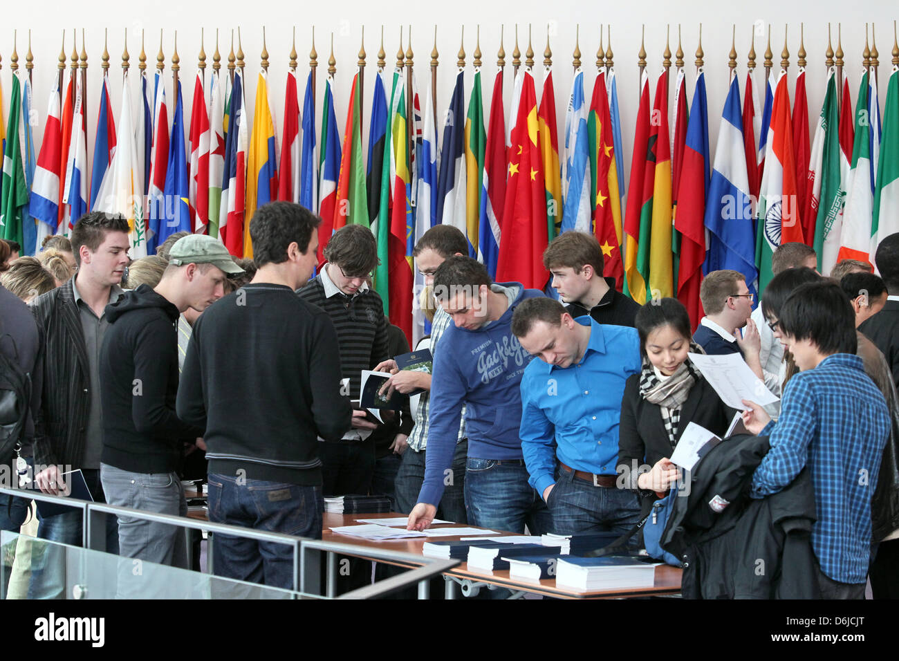A number of spectators stand in line to get into the main courtroom of the International Tribunal for the Law of the Sea (ITLOS) in Hamburg, Germany, 14 March 2012. The court had to settle a dispute over a maritime boundary between Burma and Bangladesh. Photo: BODO MARKS Stock Photo