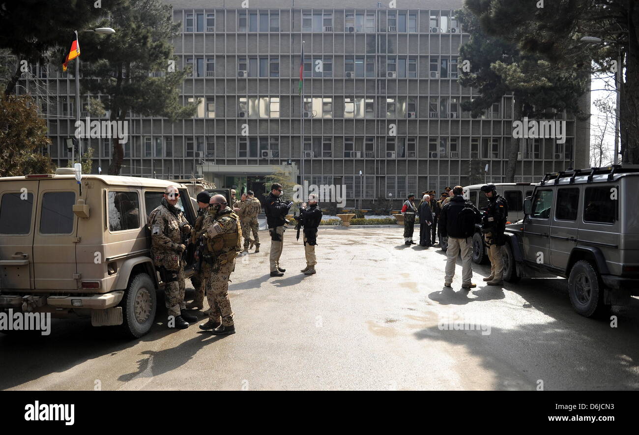 Sixcherheitspersonal steht am Mittwoch (14.03.12) in Kabul in Afghanistan im Rahmen eines Besuches von Bundesverteidigungsminister de Maiziere (CDU) vor dem Verteidigungsministerium. (zu dapd-Text) Stock Photo
