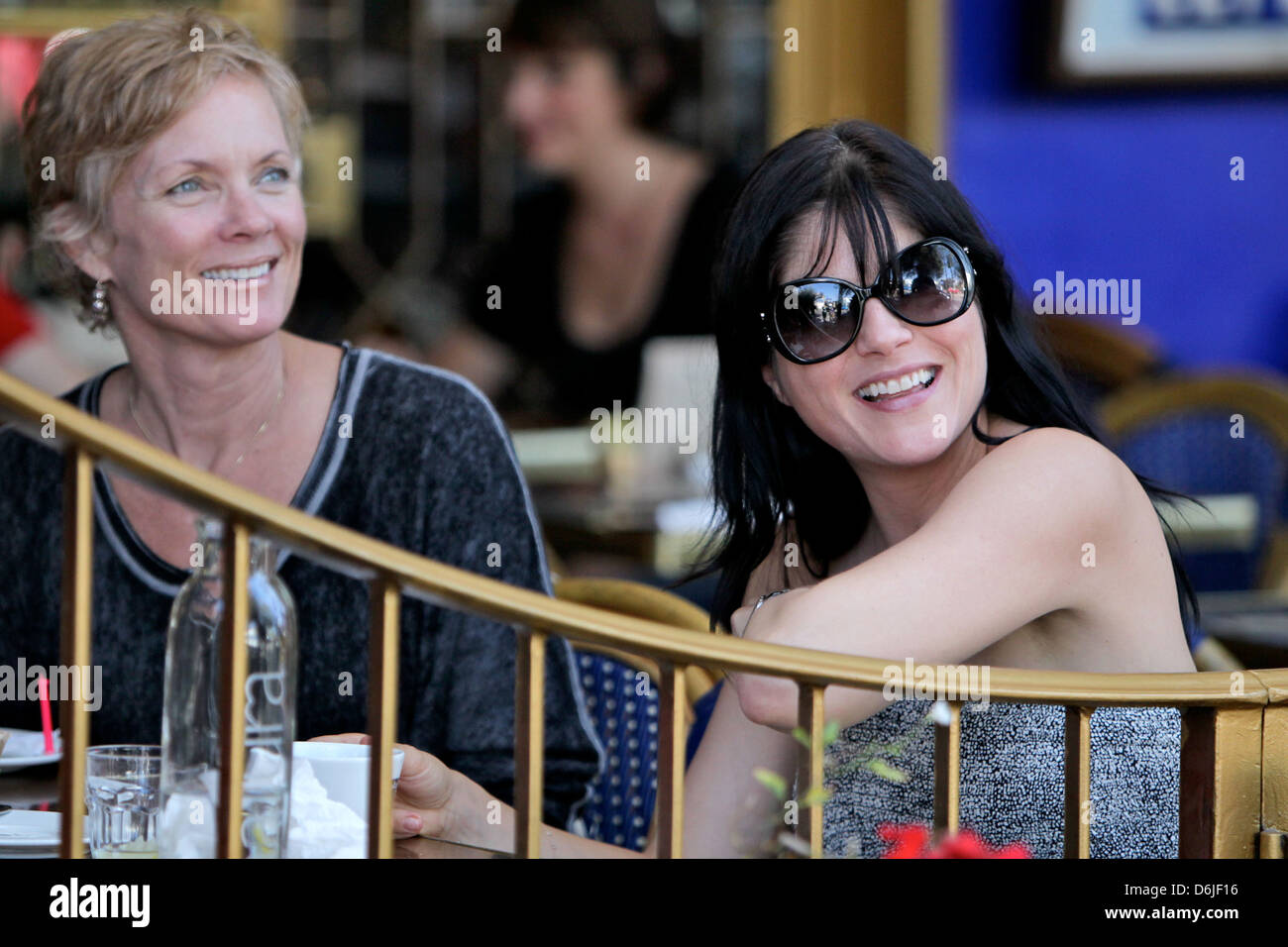 Selma Blair Out To Lunch With Friends At The Little Door Restaurant In 