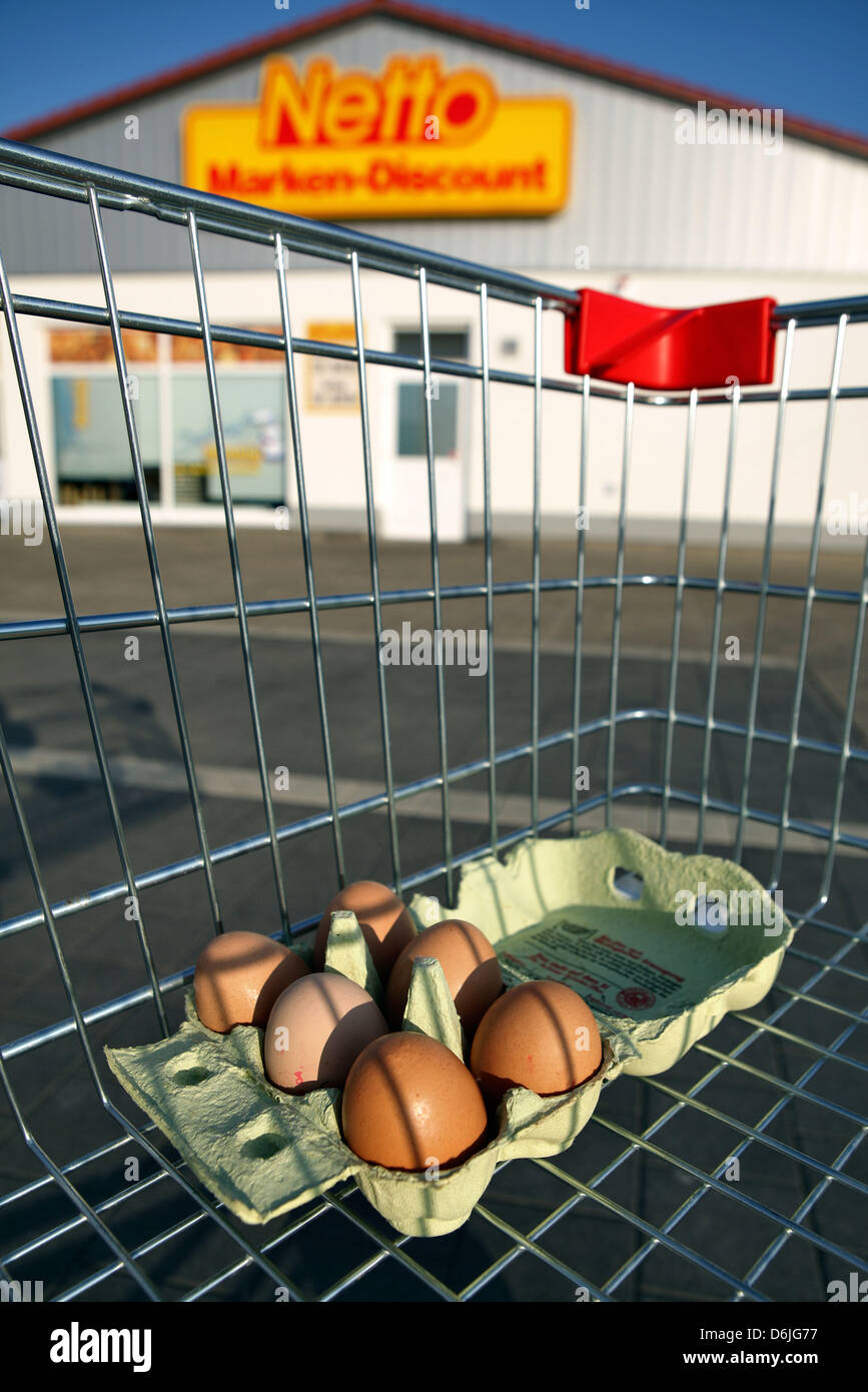 An illustration shows a pack of eggs in a shopping cart in front of a Netto Supermarket in Bad Lausick, Germany, 17 March 2012. Due to increasing egg prices in the Czech Republic costumers buy their eggs in Germany, media reported. Photo: JAN WOITAS Stock Photo