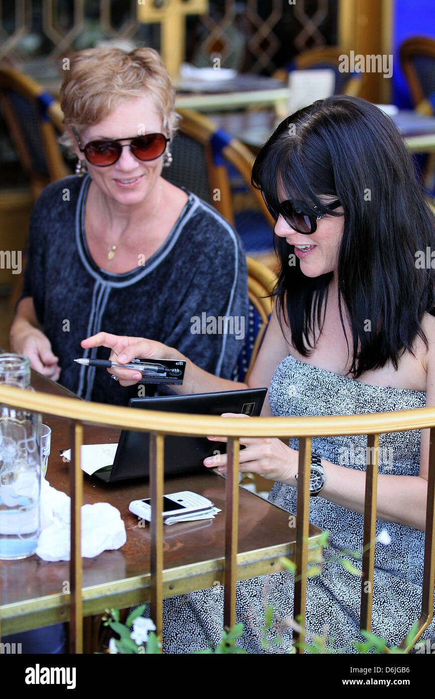 Selma Blair Out To Lunch With Friends At The Little Door Restaurant In 