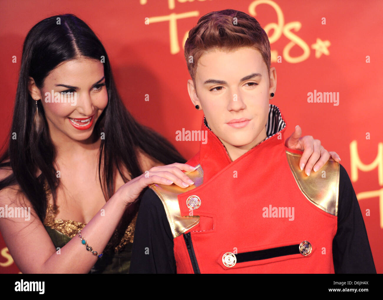 Actress Sila Sahin presents the wax statue of Canadian singer Justin Bieber in Madame Tussauds in Berlin, Germany, 19 March 2012. Photo: RAINER JENSEN Stock Photo