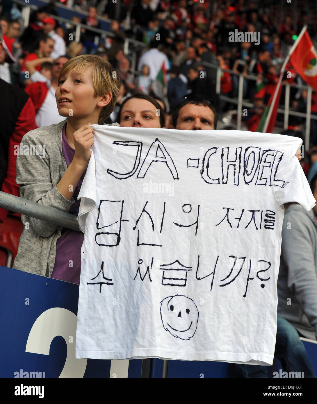 Augsburg's Ja-Cheol Koo is greeted by fans during the Bundesliga match FC Augsburg versus  1.FSV Mainz 05 at SGL-Arena in Augsburg, Germany, 17 March 2012. Augsburg won 2-1. Photo: Stefan Puchner Stock Photo