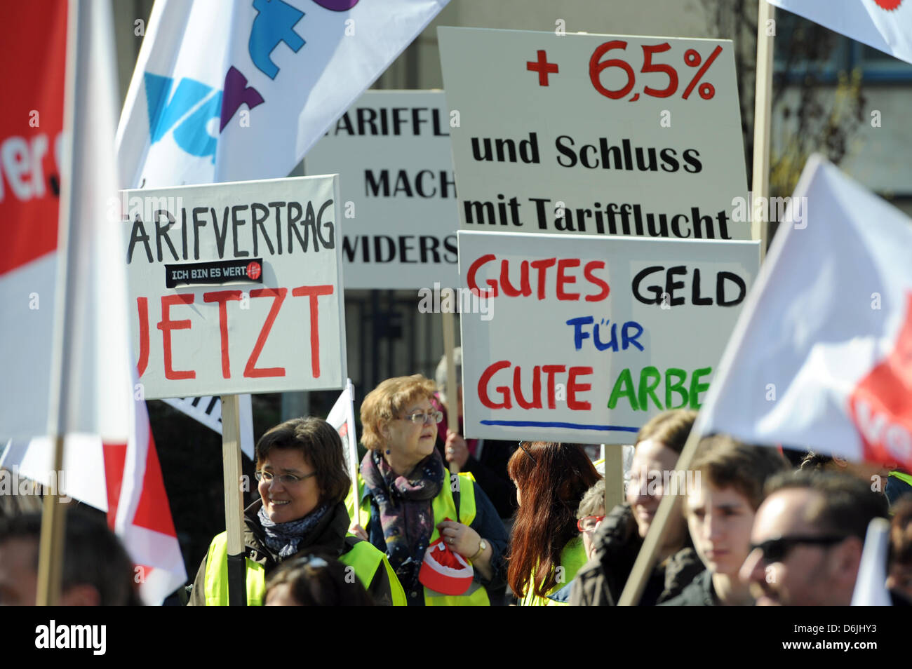 Public sector emplyees are on strike in Frankfurt am Main, Germany, 20 March 2012. The next wave of warning strikes in the public service sector reaches Bavaria, Lower Saxony, Bremen and Hesse.  Foto: Boris Roessler Stock Photo