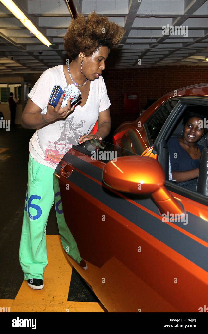 Macy Gray dressed causally as she gets picked up in a medical centre parking garage Los Angeles, California - 28.09.11 Stock Photo