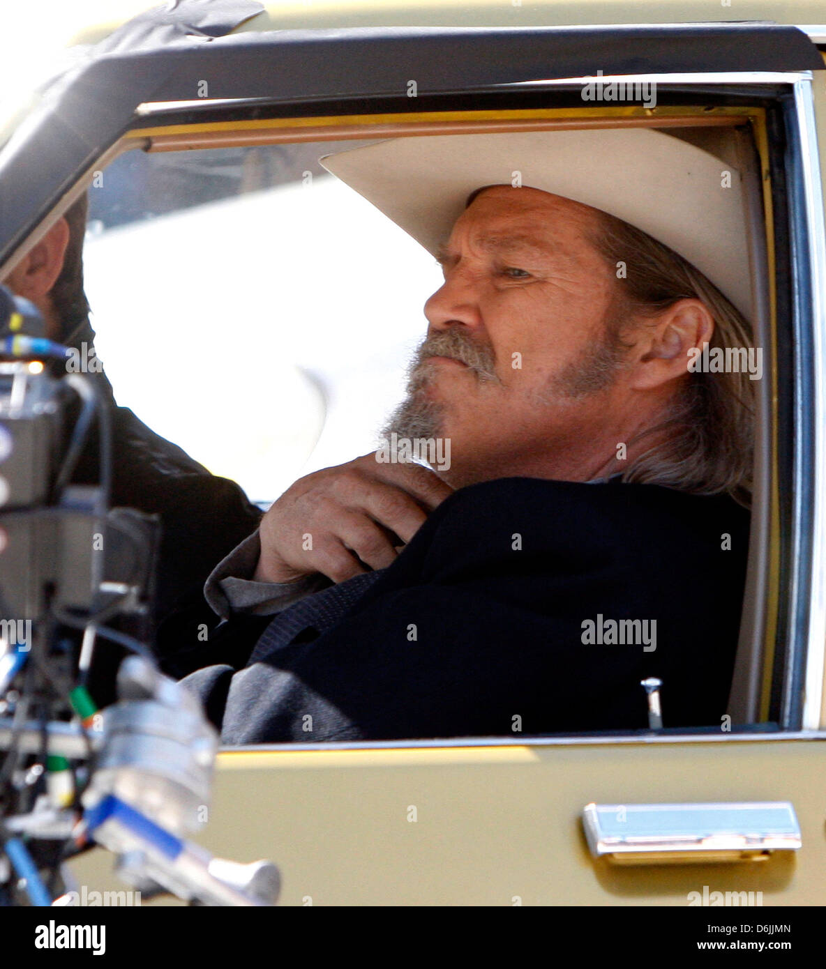 Ryan Reynolds and Jeff Bridges are seen on the set of their new film 'R ...