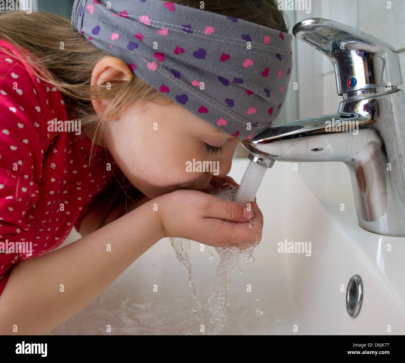 Почему нельзя пить из крана. Водопроводная вода. Чистая вода из крана. Ребенок пьет воду из под крана. Питьевая вода из под крана.