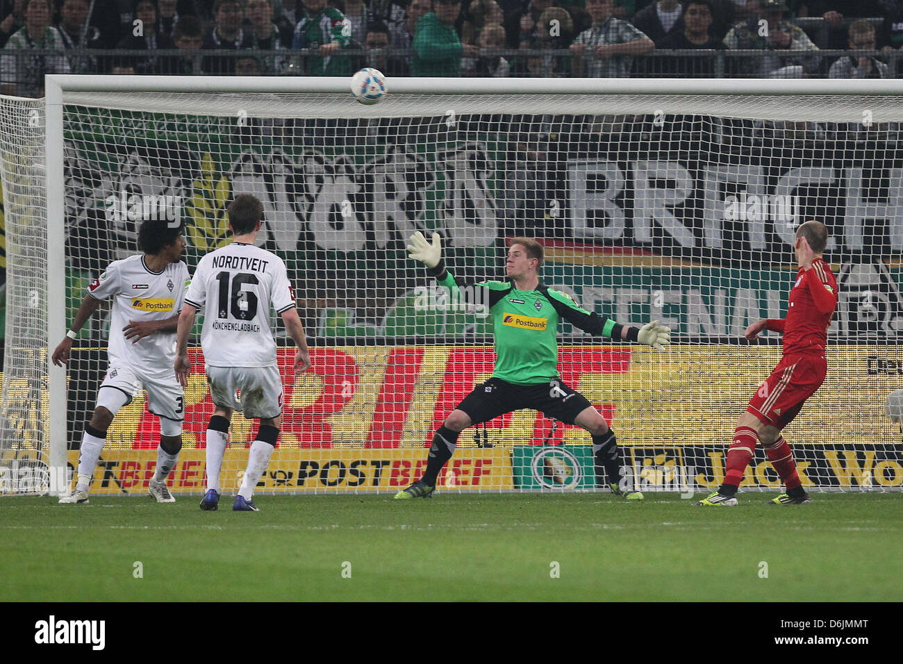 Munich's Arjen Robben kicks the ball over the goal while Moenchengladbach'  s goal keeper Marc-Andre ter Stegen (C) and teammate Havard Nordtveit (L) look on during the DFB Cup semifinal soccer match between Borussia Moenchengladbacj and Bayern Munich at the Borussia Park in Moenchengladbach, Germany, 21 March 2012. Photo: Revierfoto Stock Photo