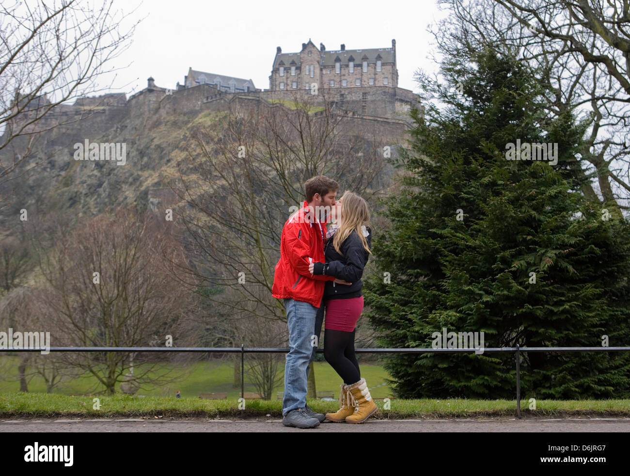 Romantic couple kissing in city hi-res stock photography and images - Alamy