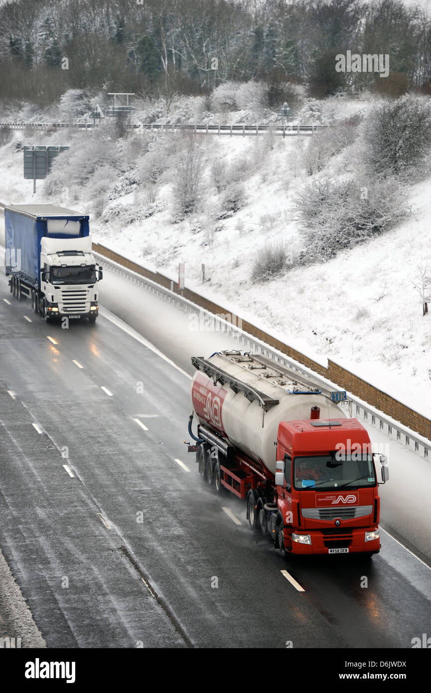 Traffic m4 wet roads road motorway hires stock photography and images