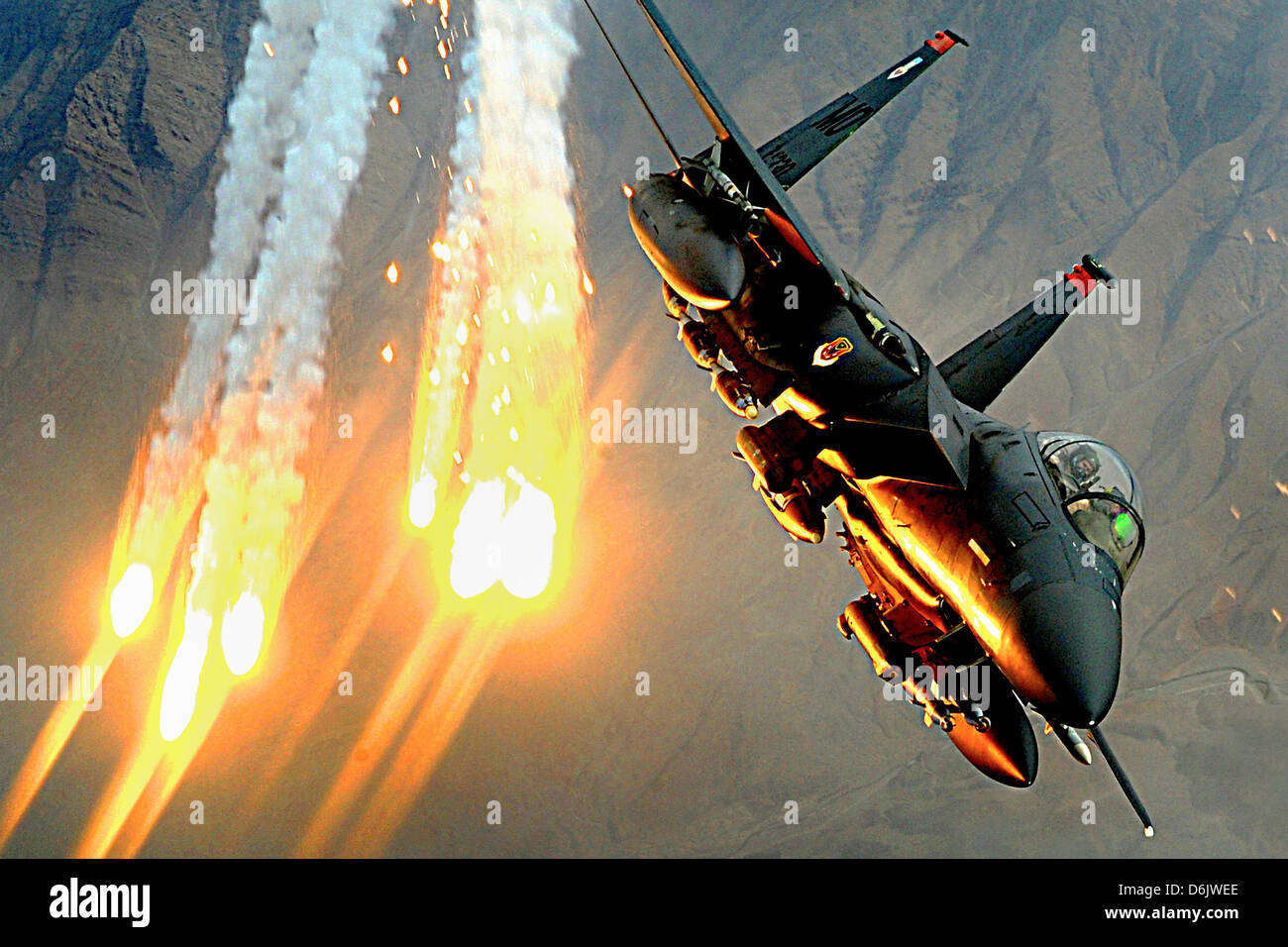 A US Air Force F-15E Strike Eagle fighter aircraft launches heat decoys during a close-air-support mission December 15, 2008 over Afghanistan. Stock Photo