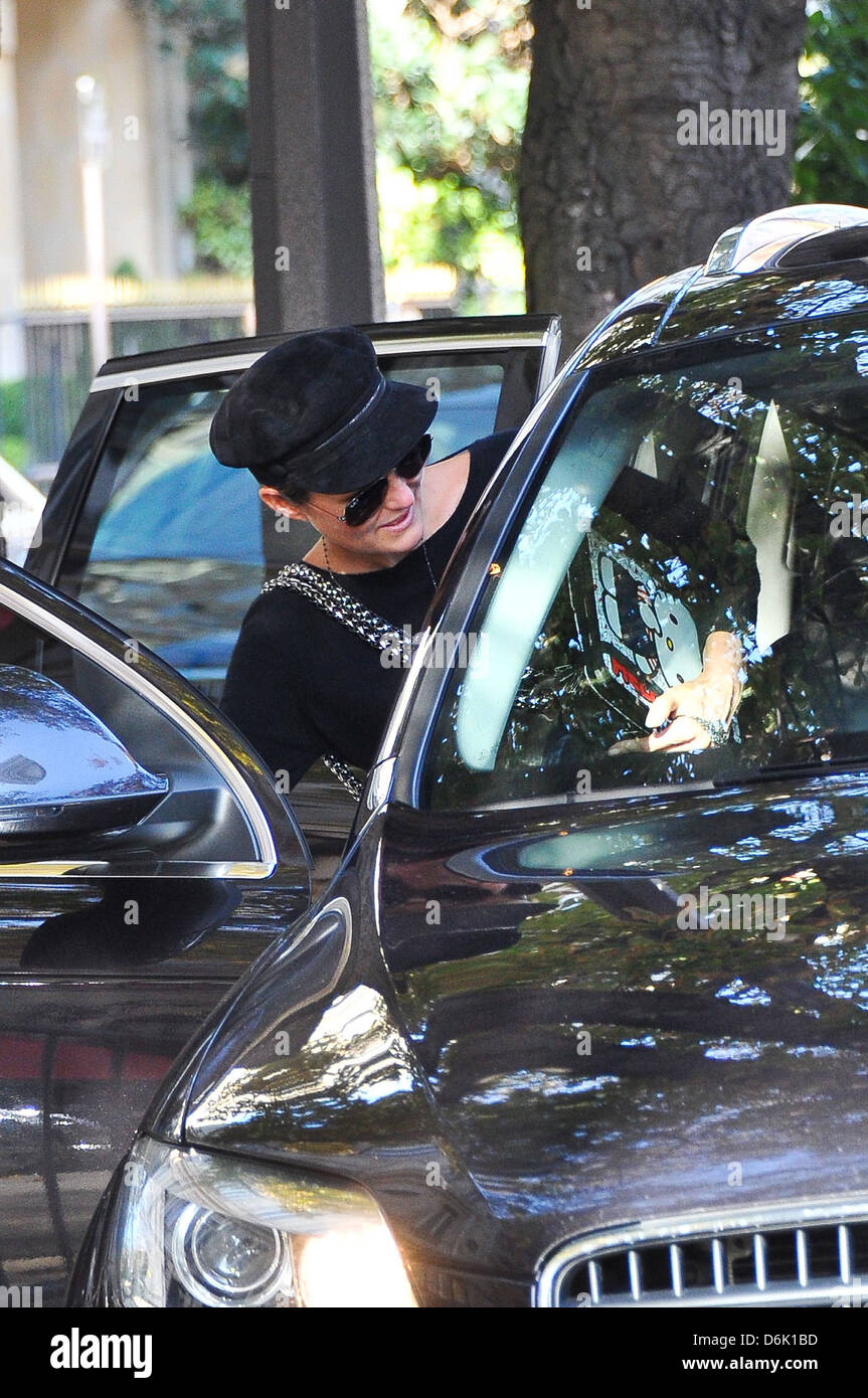 Laeticia Hallyday dressed causally and wearing a black hat as she gets into a car in Paris Paris, France - 23.09.11 Stock Photo