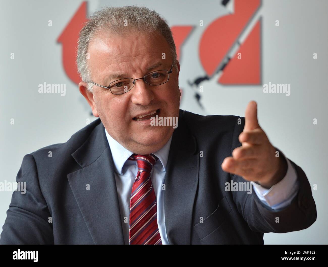 Federal chairman of the Turkish Community Germany (TGD), Kenan Kolat, speaks at a press conference in Berlin, Germany, 19 April 2013. The TGD intends to initiate a Science Award: awards in the categories Human-, Social-, Natural- and Technology Sciences and with a prize money of 5.000 euros each shall be introduced. Photo: BRITTA PEDERSEN Stock Photo