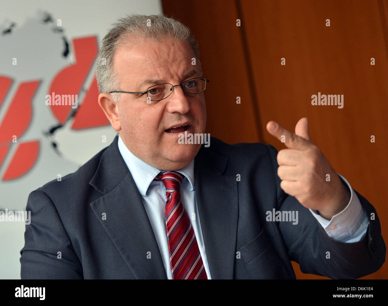 Federal chairman of the Turkish Community Germany (TGD), Kenan Kolat, speaks at a press conference in Berlin, Germany, 19 April 2013. The TGD intends to initiate a Science Award: awards in the categories Human-, Social-, Natural- and Technology Sciences and with a prize money of 5.000 euros each shall be introduced. Photo: BRITTA PEDERSEN Stock Photo