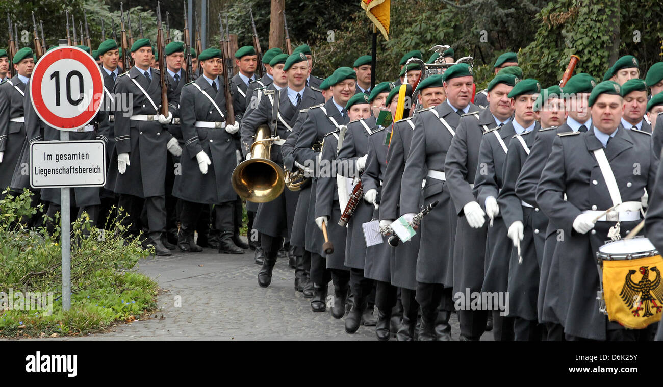 Soldiers of the Guard Battalion march-off after welcoming the Mongolian Presdient with military honors at Bellevue Palace in Berlin, Germany, 29 March 2012. The Mongolian President is currently on a state visit to Germany. Photo: Wolfgang Kumm Stock Photo