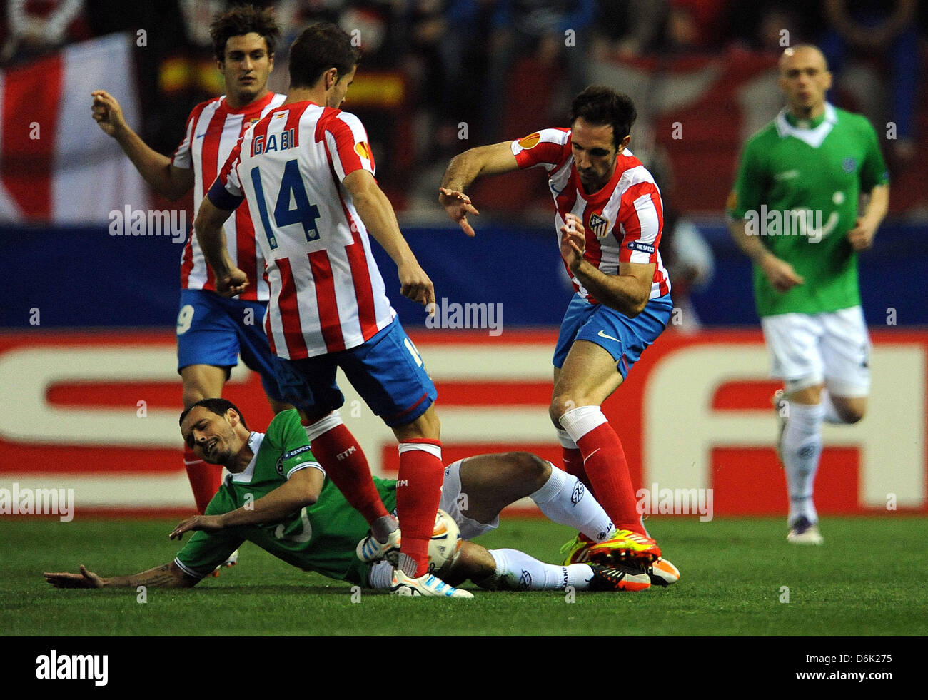 Atletico Madrid's Juanfran (R) and Gabi and Sergio Pinto (down) of Hanover fight for the ball during the UEFA Europa League quarter-final first leg soccer match between Atletico Madrid and Hanover 96 at Vicente Calderon stadium in Madrid, Spain, 29 March 2012. Photo: Peter Steffen dpa/lni  +++(c) dpa - Bildfunk+++ Stock Photo