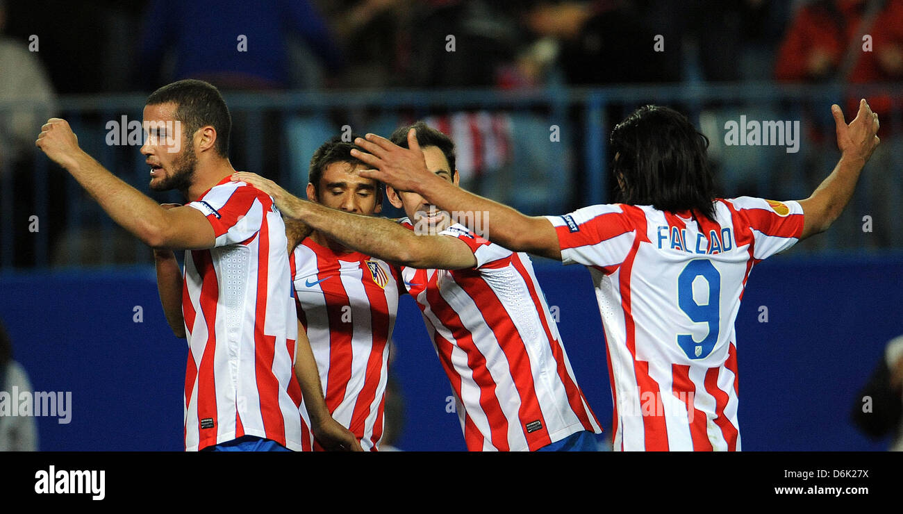 Atletico Madrid's Mario Suarez (l) and Falcao (r) celebrate the 2-1 durig the UEFA Europa League quarter-final first leg soccer match between Atletico Madrid and Hanover 96 at Vicente Calderon stadium in Madrid, Spain, 29 March 2012. Photo: Peter Steffen dpa/lni  +++(c) dpa - Bildfunk+++ Stock Photo