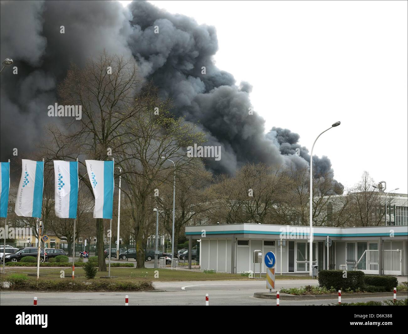 Dark clouds of smoke rise up after an explosion at the Chemical Park in Marl, Germany, 31 March 2012. The cause of the explosion is still unknown. Photo: PHIL GRIFFIN Stock Photo