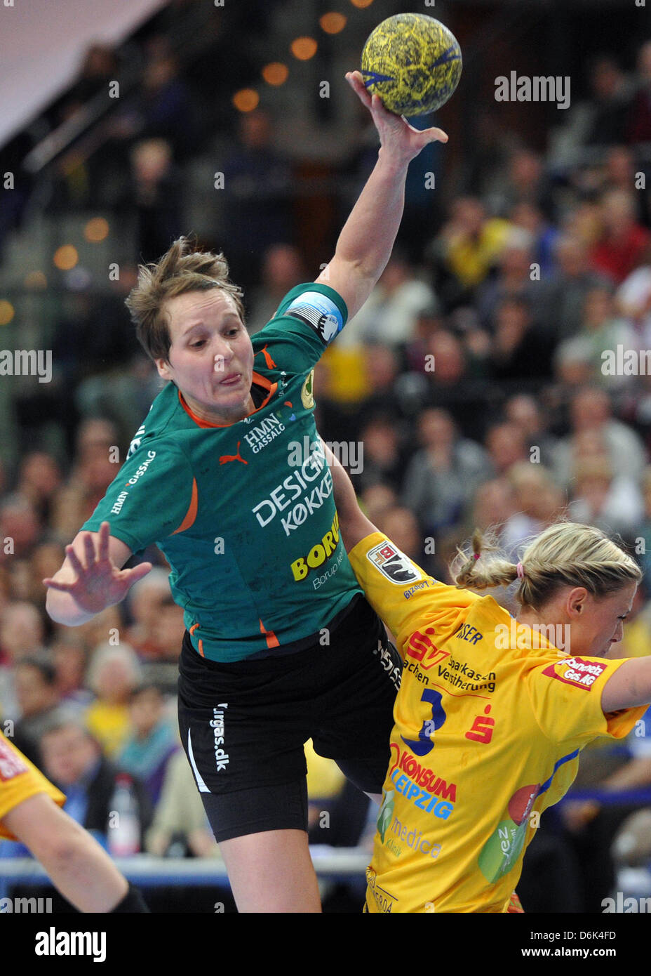 Grit Jurack (L) wins through against Leipzig's Maura Visser