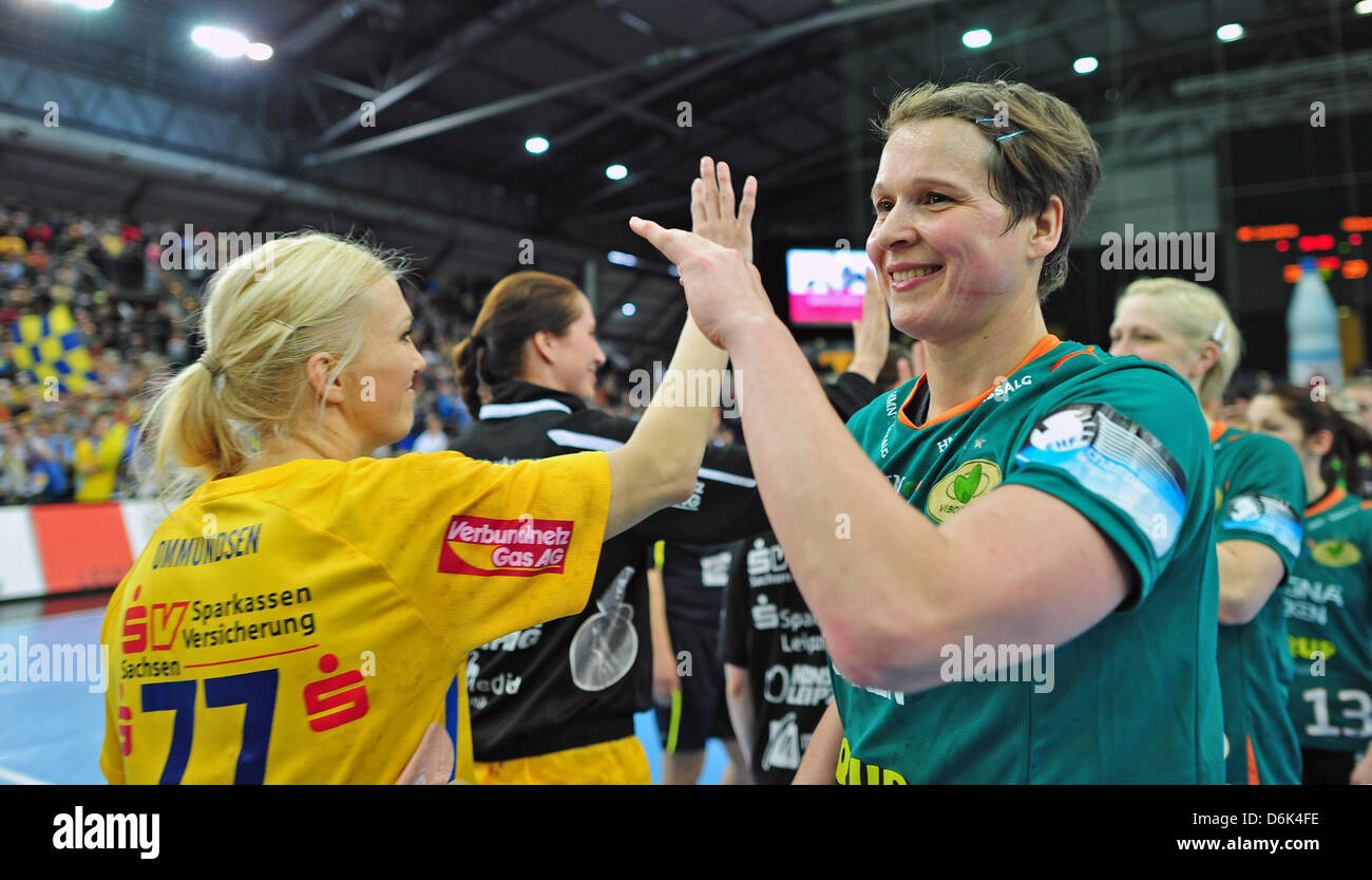 Grit Jurack (R) and Leipzig's Mette Ommundsen give a high five