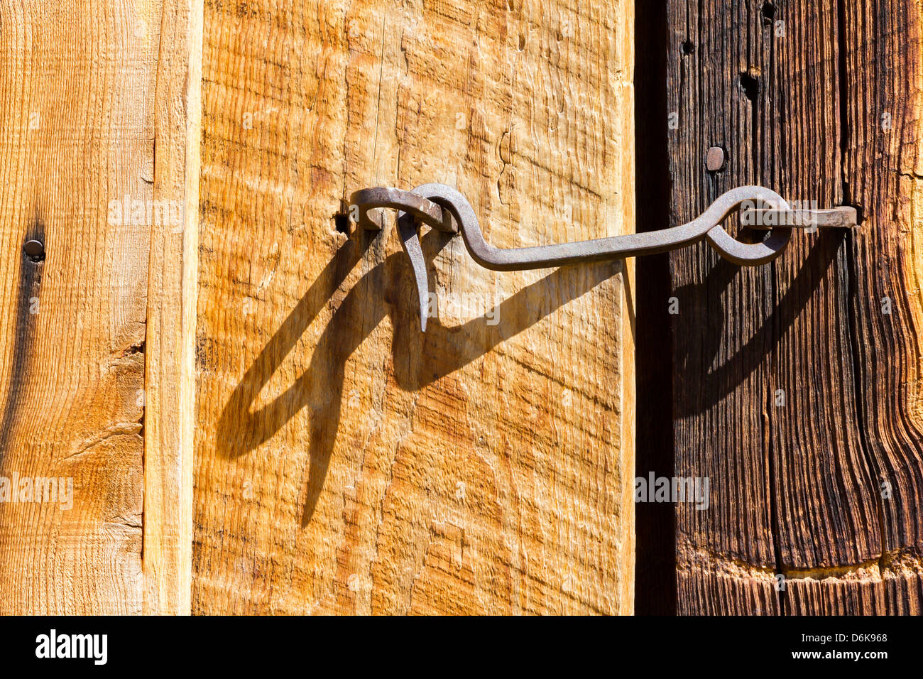 Old fashioned lock on wooden barn door Stock Photo - Alamy