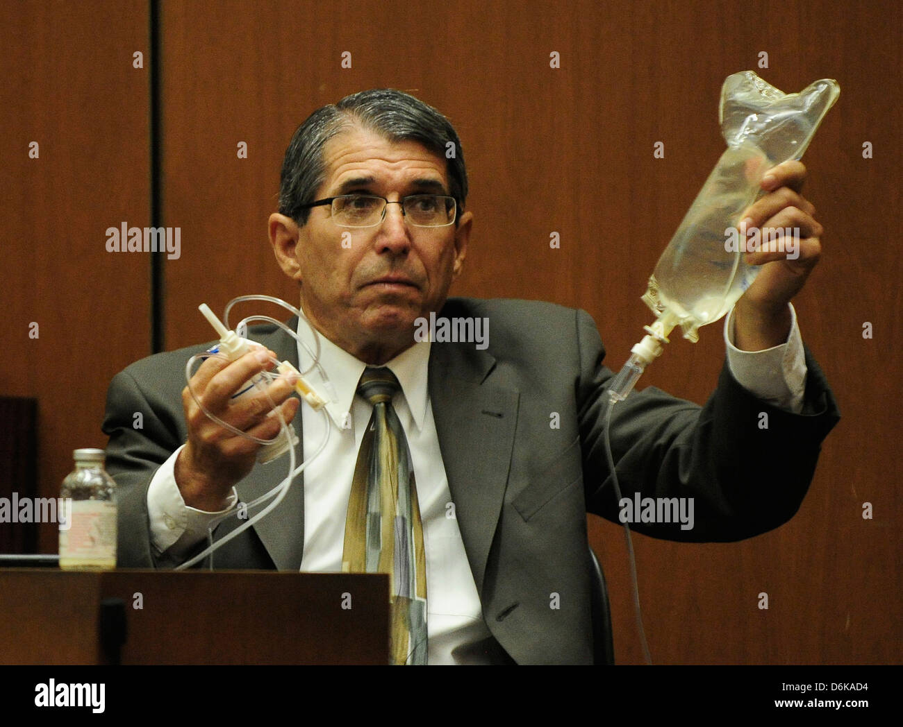 Dr. Paul White an anesthesiologist and propofol expert, holds up an IV drip during the final stage of Dr. Conrad Murray's Stock Photo