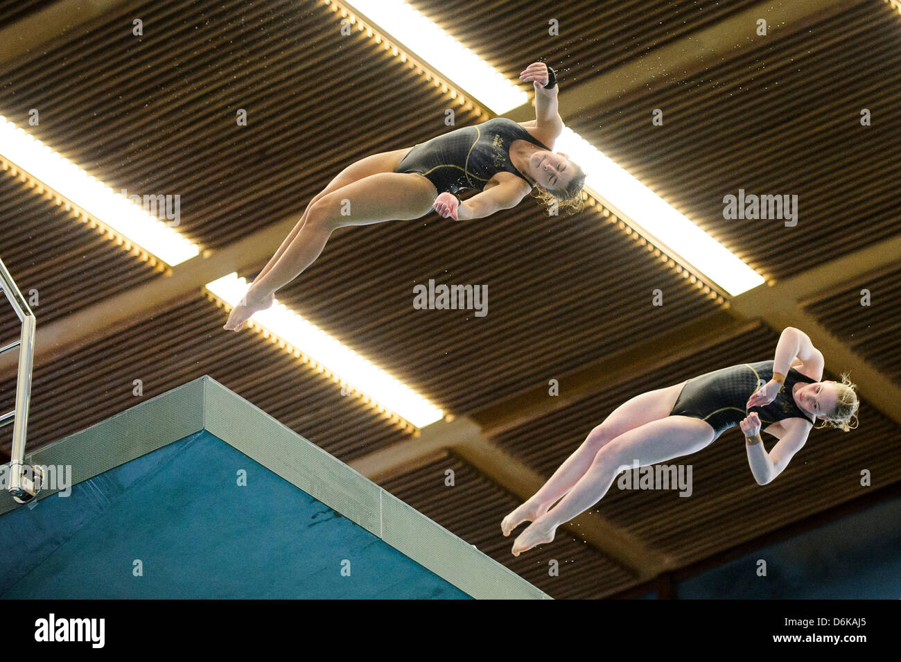 19.04.2013 Edinburgh, Scotland.Emily Boyd &amp; Lara Tarvit of Australia (AUS) in action during the Womens 10m Synchronised Platform Final on Day 1 of the FINA/Midea Diving World Series 2013 at the Royal Commonwealth Pool in Edinburgh. Stock Photo