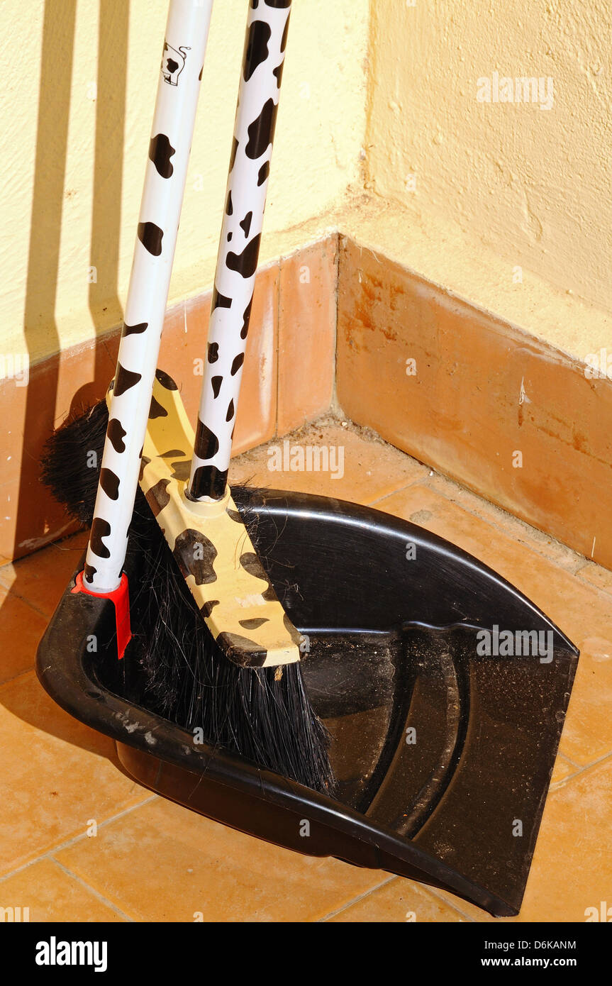 Dustpan and brush hires stock photography and images Alamy