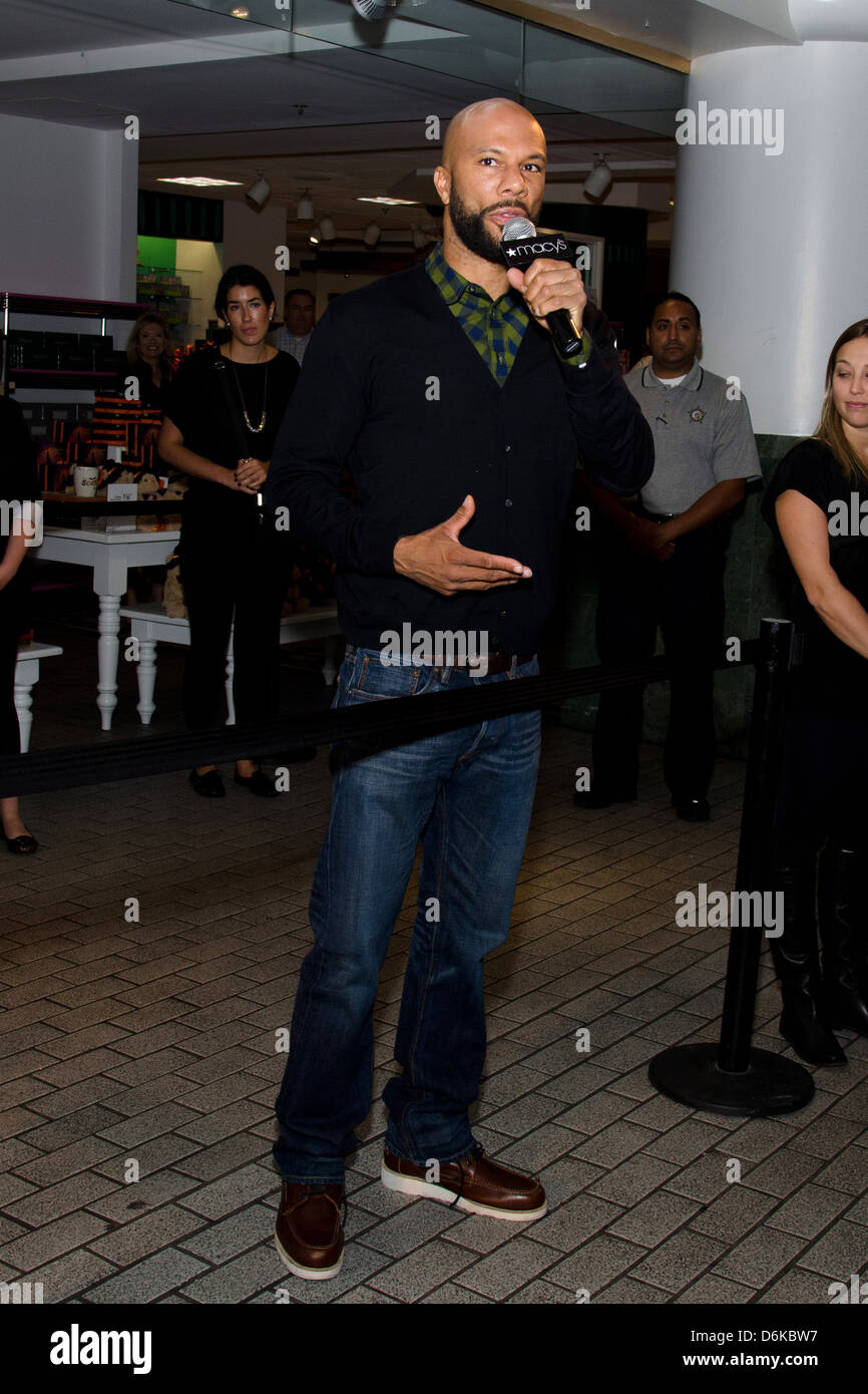 Common Signs Copies Of His New Book One Day It Ll All Make Sense At Macy S State Street Chicago Illinois 09 11 Stock Photo Alamy Common Signs Copies Of His New Book One Day It Ll All Make Sense At Macy S State Street Chicago Illinois 09 11 Stock Photo Alamy