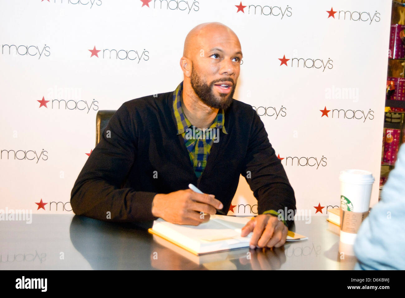 Common Signs Copies Of His New Book One Day It Ll All Make Sense At Macy S State Street Chicago Illinois 09 11 Stock Photo Alamy Common Signs Copies Of His New Book One Day It Ll All Make Sense At Macy S State Street Chicago Illinois 09 11 Stock Photo Alamy