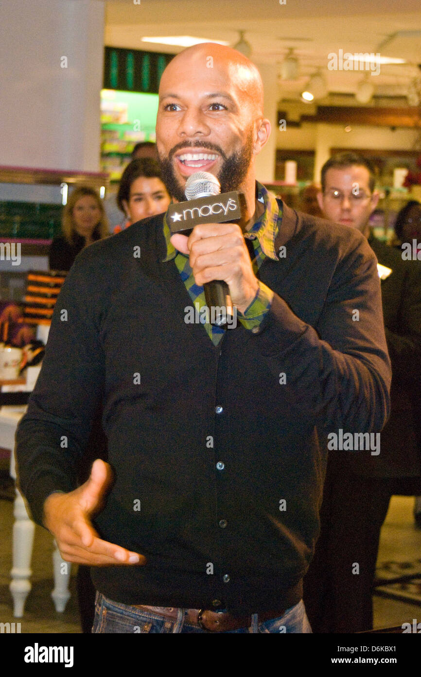Common Signs Copies Of His New Book One Day It Ll All Make Sense At Macy S State Street Chicago Illinois 09 11 Stock Photo Alamy Common Signs Copies Of His New Book One Day It Ll All Make Sense At Macy S State Street Chicago Illinois 09 11 Stock Photo Alamy