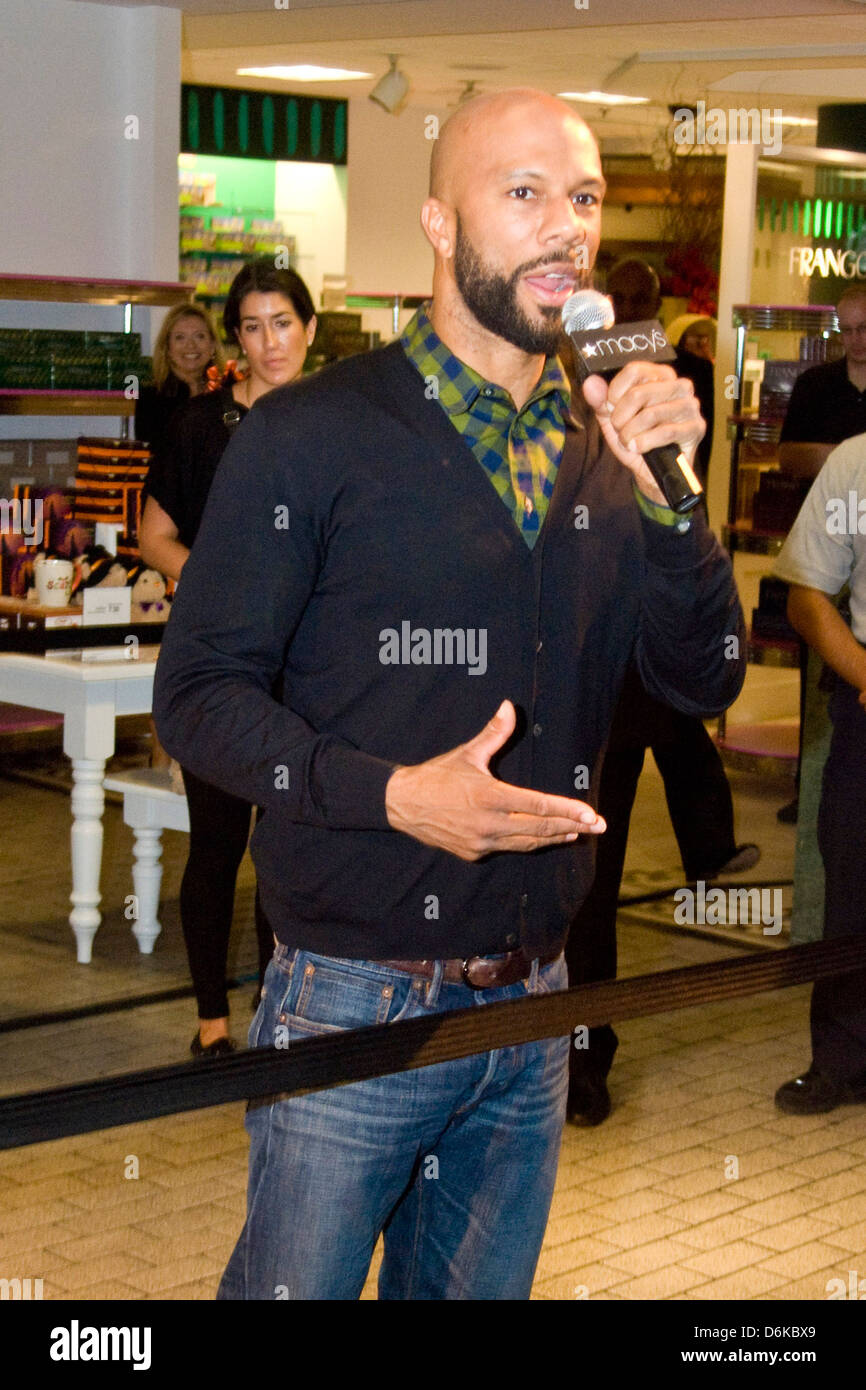 Common Signs Copies Of His New Book One Day It Ll All Make Sense At Macy S State Street Chicago Illinois 09 11 Stock Photo Alamy Common Signs Copies Of His New Book One Day It Ll All Make Sense At Macy S State Street Chicago Illinois 09 11 Stock Photo Alamy