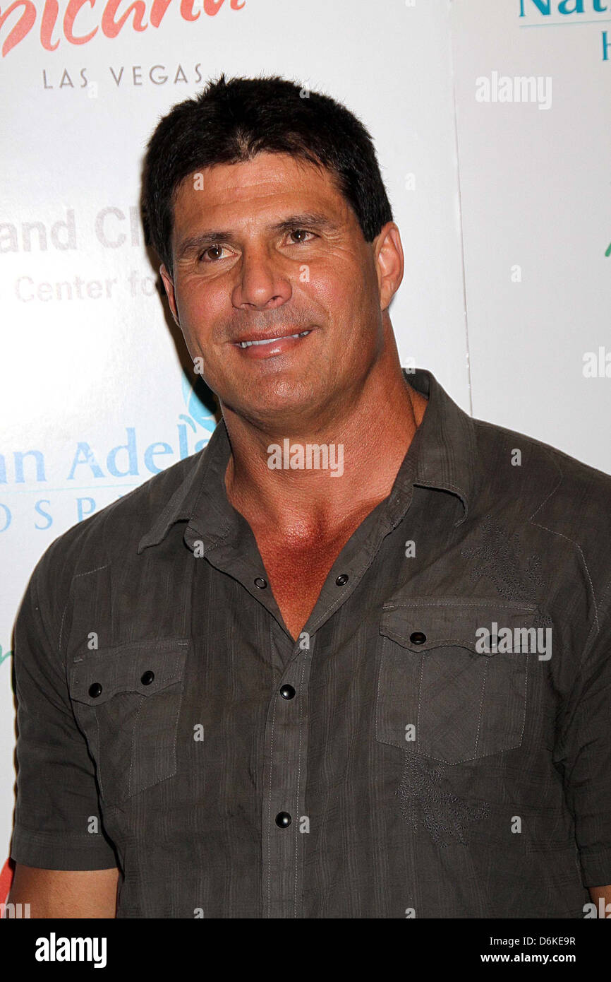 21 Jose Canseco Signs Copies Of His Book Juiced Stock Photos, High-Res  Pictures, and Images - Getty Images