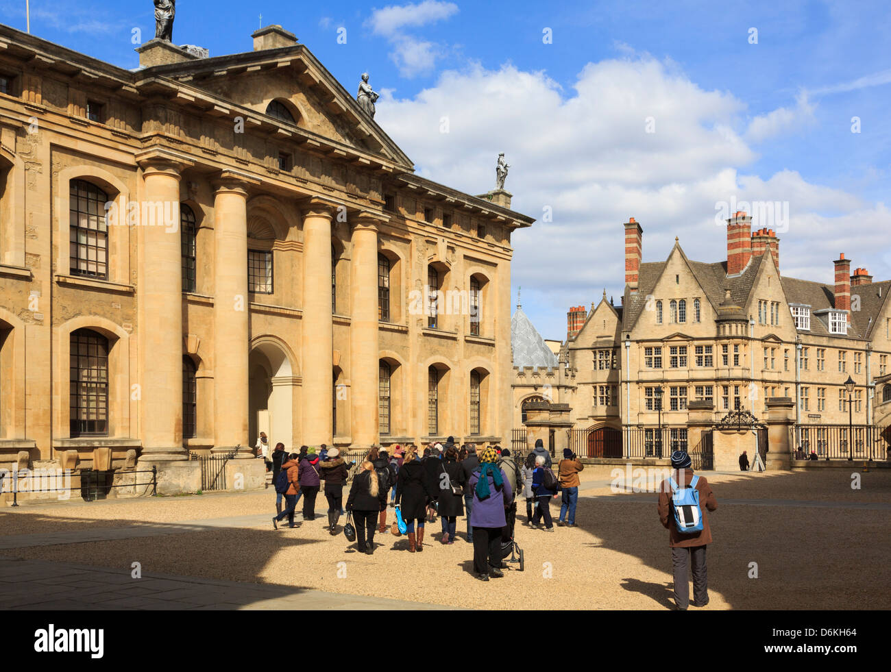 Tourists group outside the 18th century grade i listed Clarendon Building part of University Bodleian Library. Oxford England UK Stock Photo
