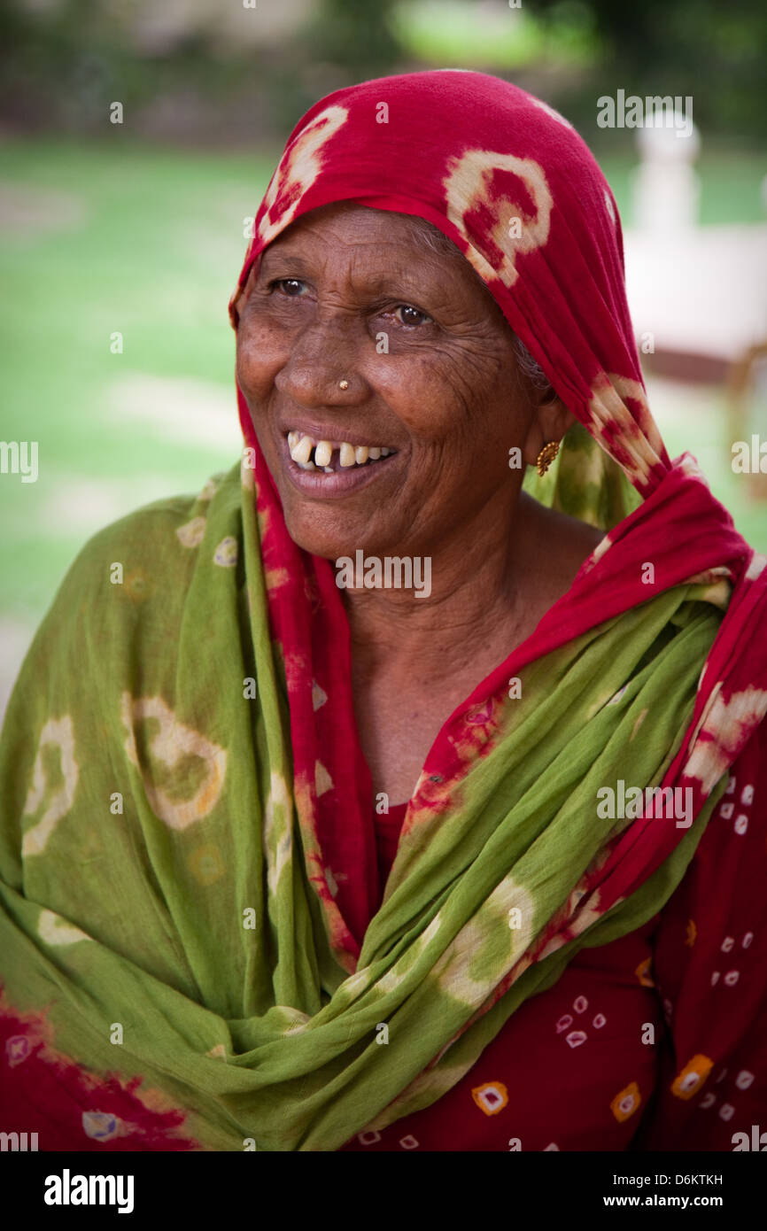A smiling indian woman in colourful sari Stock Photo - Alamy