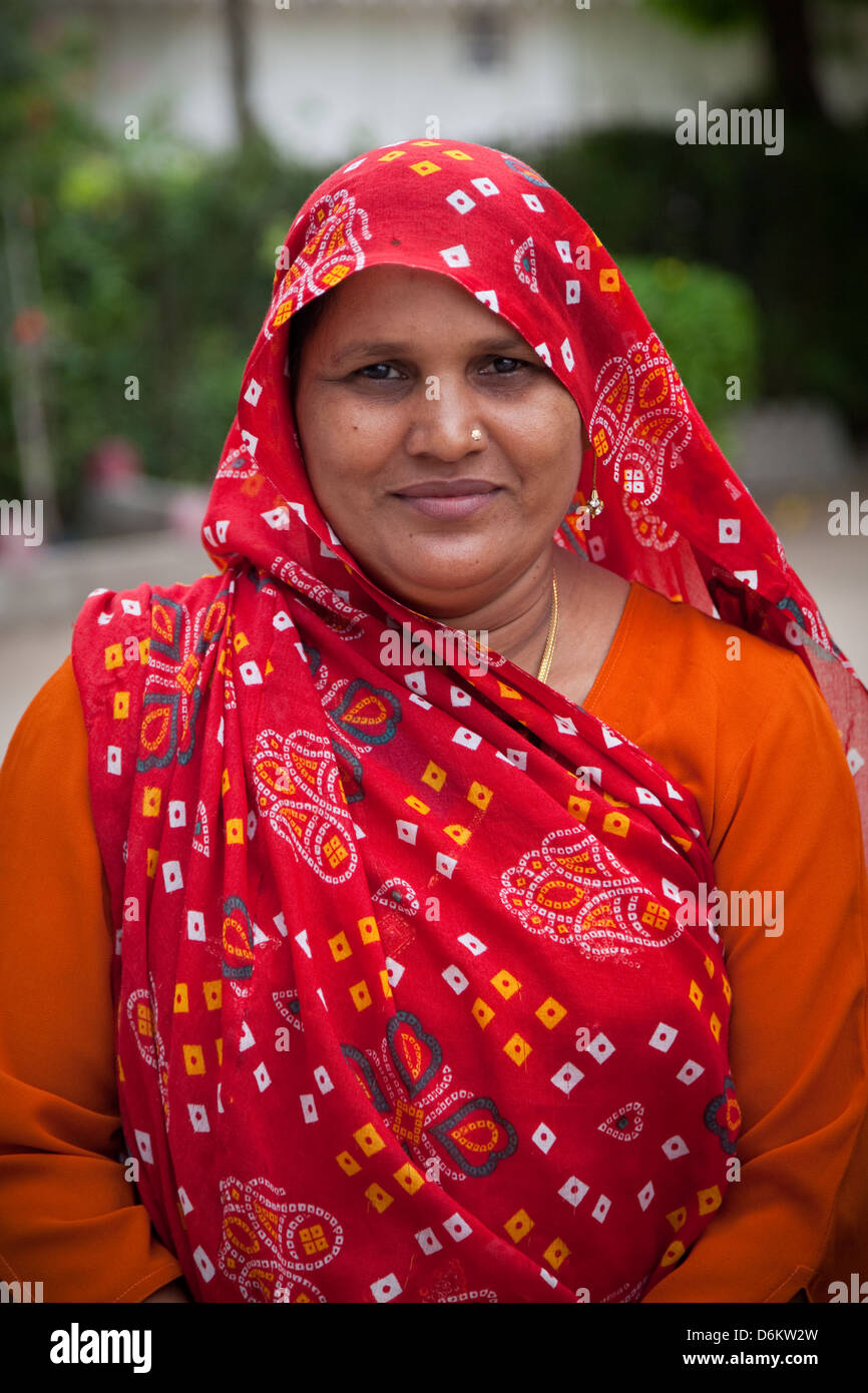 A smiling indian woman in colourful sari Stock Photo - Alamy