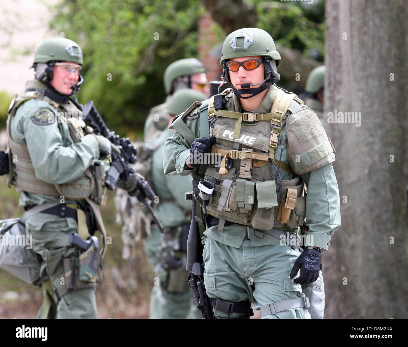 Watertown, Massachusetts, USA. 19th April, 2013. A SWAT team member ...