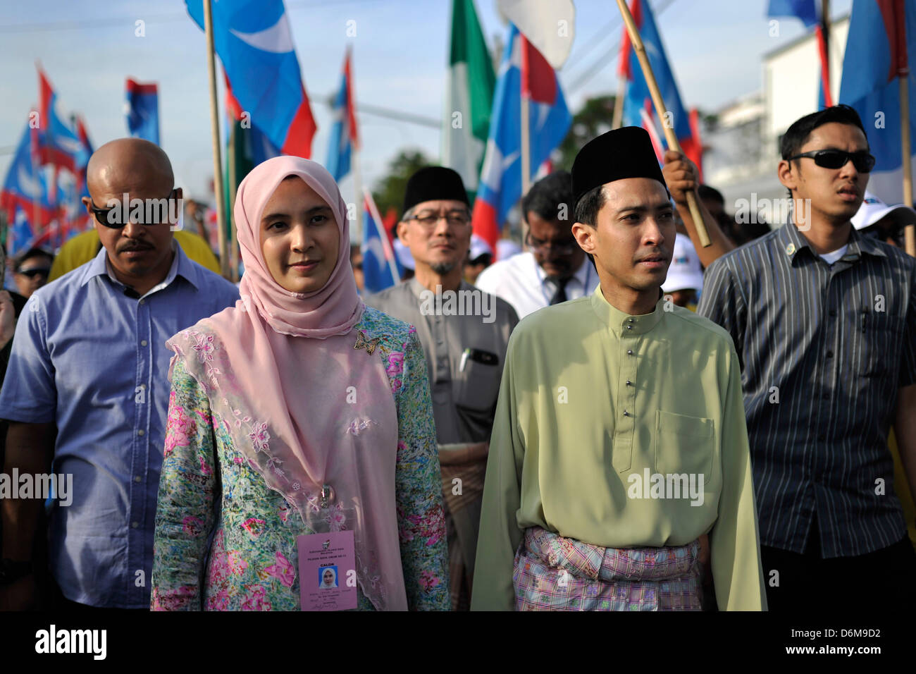 Kuala Lumpur Malaysia 20th April 2013 Malaysian Opposition People S Justice Party Candidate Nurul Izzah Anwar 2nd L Daughter Of Opposition Leader Anwar Ibrahim Walks With Her Husband Raja Ahmad Shahrir 2nd R