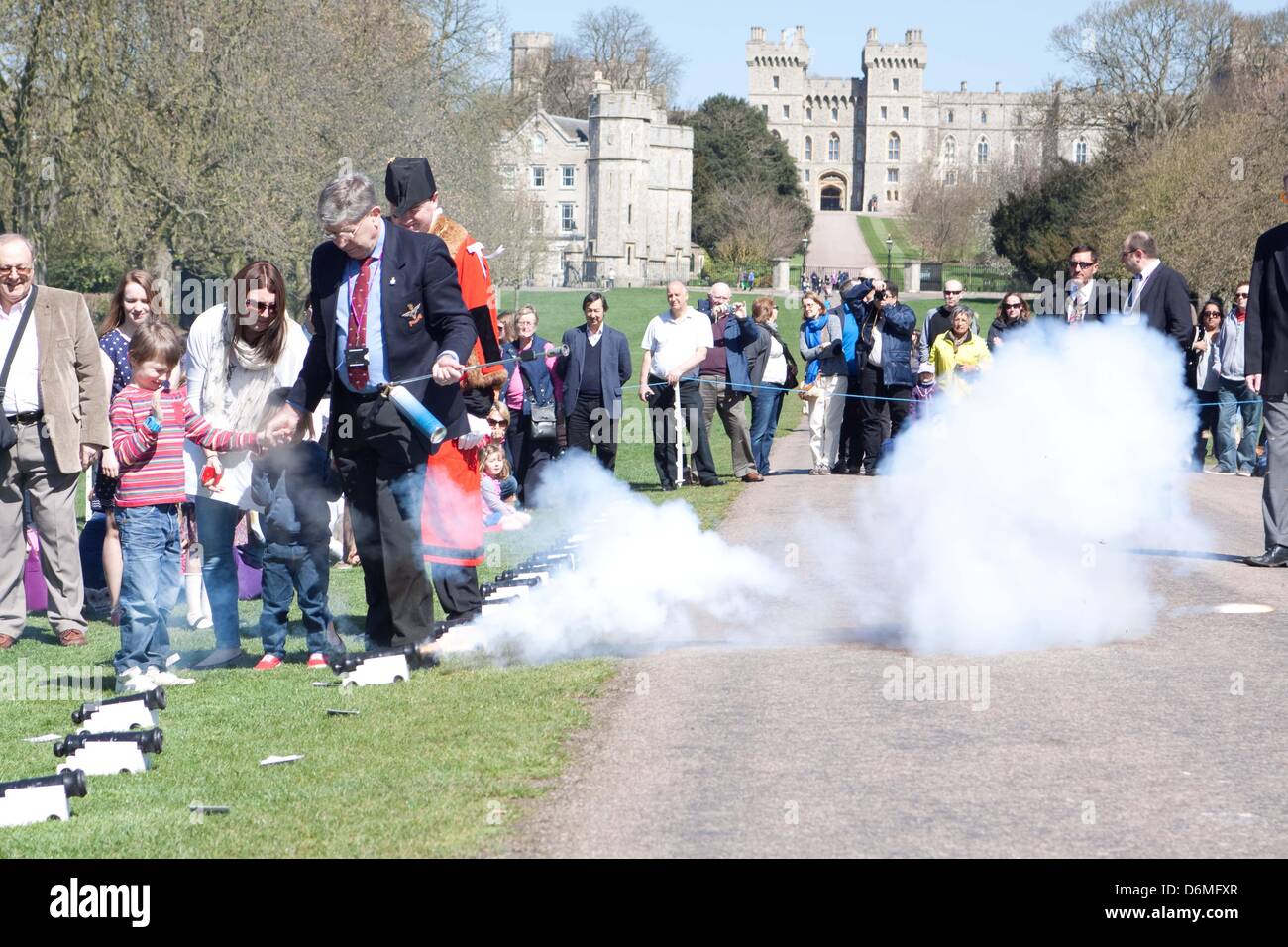 21 gun salute hi-res stock photography and images - Alamy