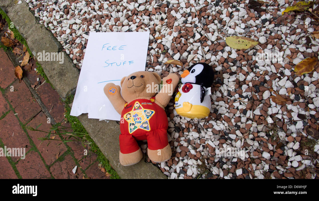 Abandoned soft toys in street with note Stock Photo