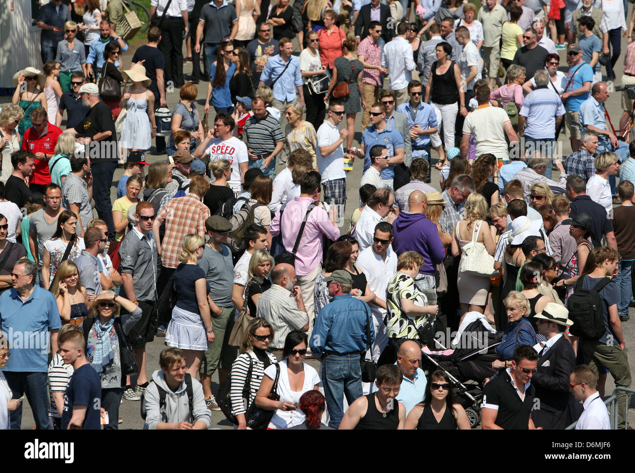 Anonymous crowd hi-res stock photography and images - Alamy