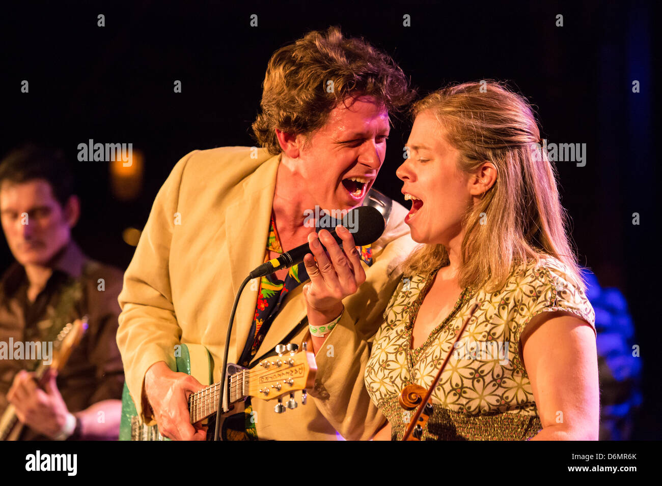 Brooklyn, US, 19 April 2013. Alex Battles and Kari Denis sing a duet at the Brooklyn Folk Festival. Stock Photo