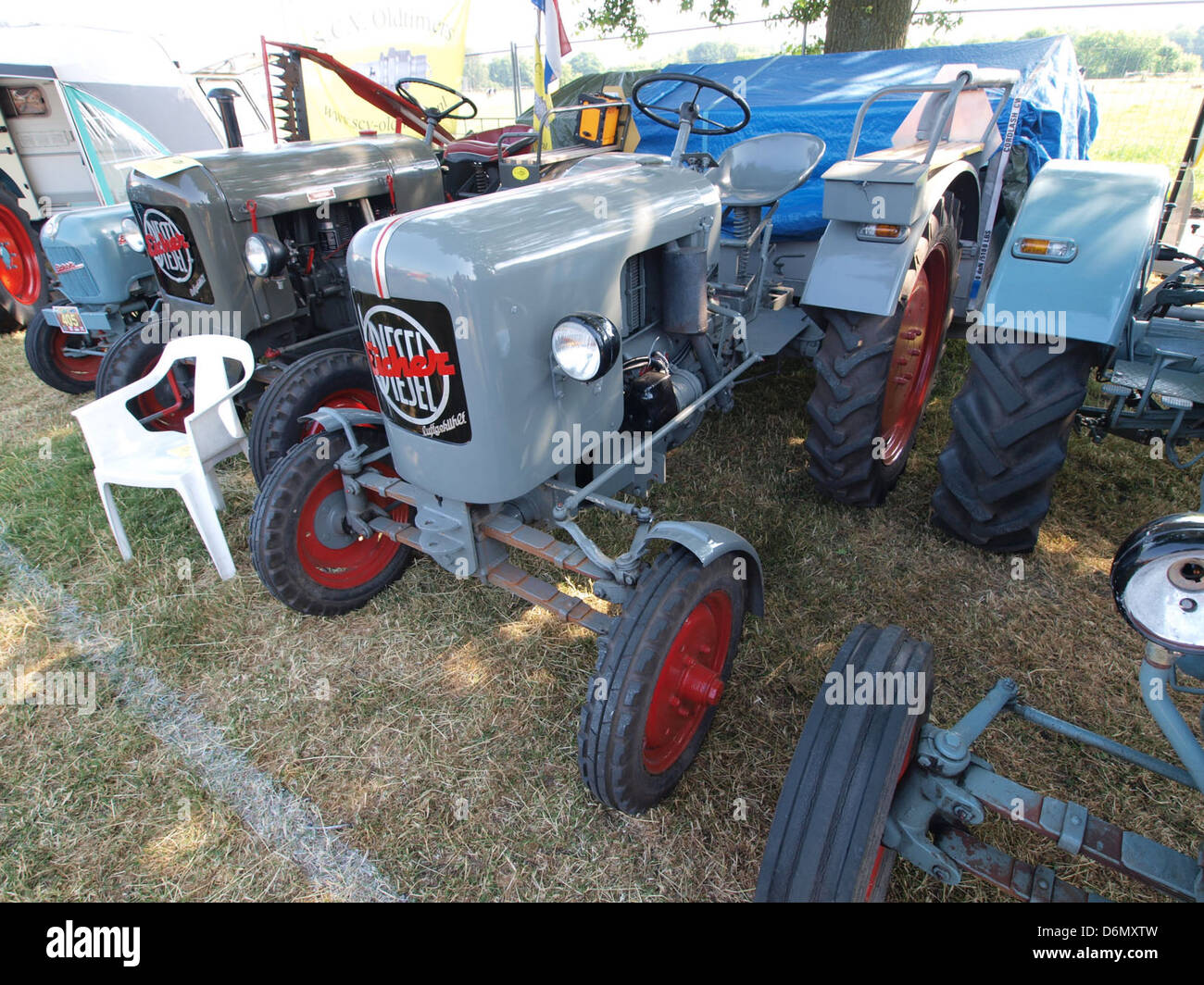 Grey Eicher diesel luftgeguhlt Stock Photo Alamy