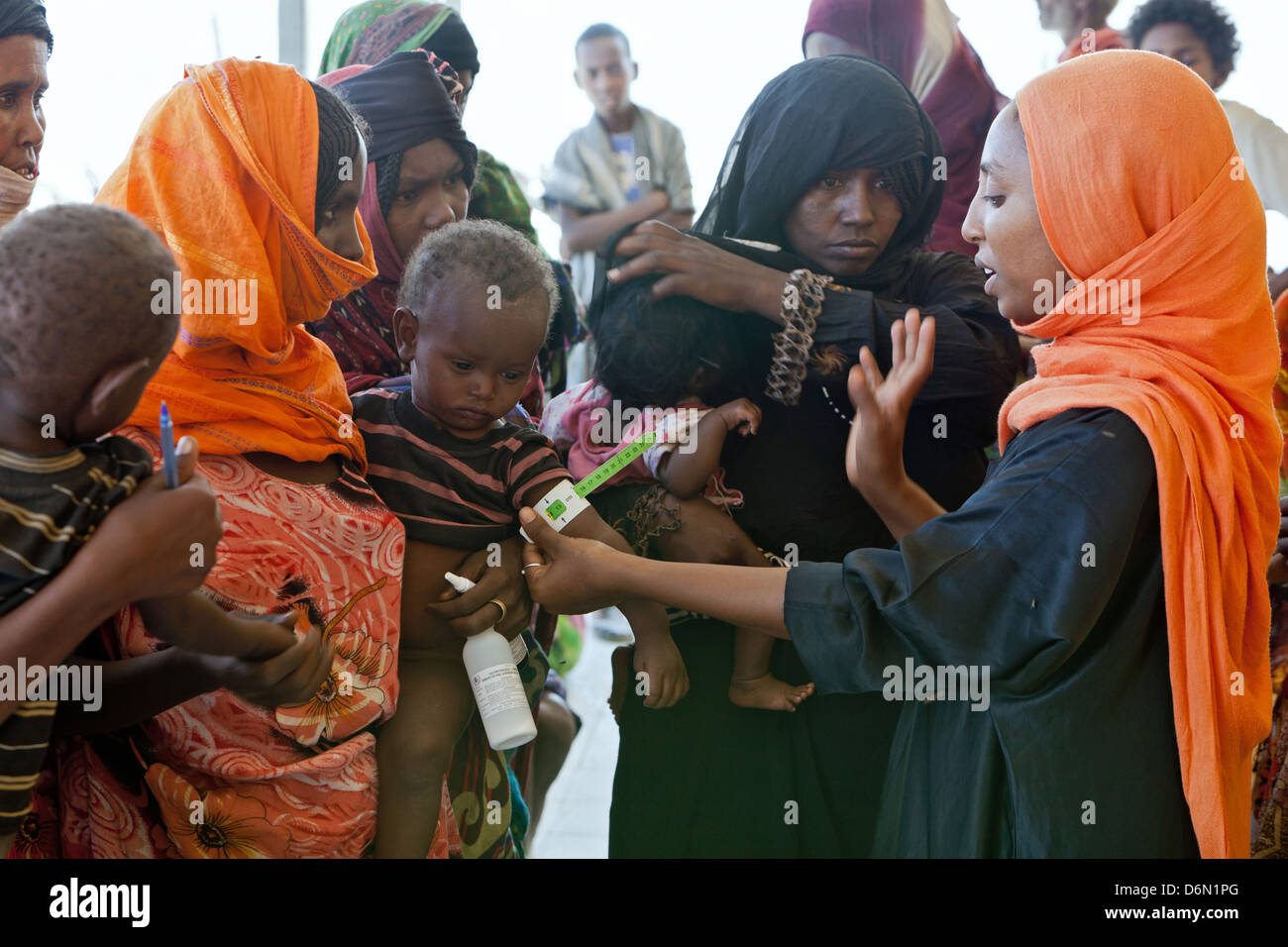 Guyan, Ethiopia, measuring the arm circumference in the Islamic Relief Health Station Stock Photo