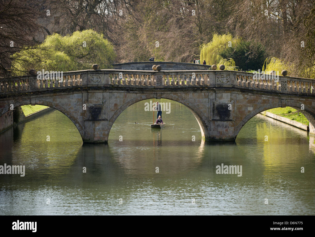 Punting in Cambridge, UK. 21st April, 2013. People in Cambridge are out on the river punting and enjoying the sunshine as spring arrives at last. Credit: James Linsell-Clark/Alamy Live News Stock Photo