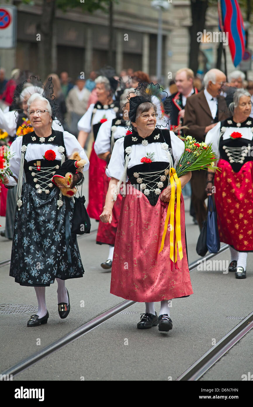 Musicista vestito con costumi che evocano harry potter a Lucerna il  carnevale, Svizzera Foto stock - Alamy